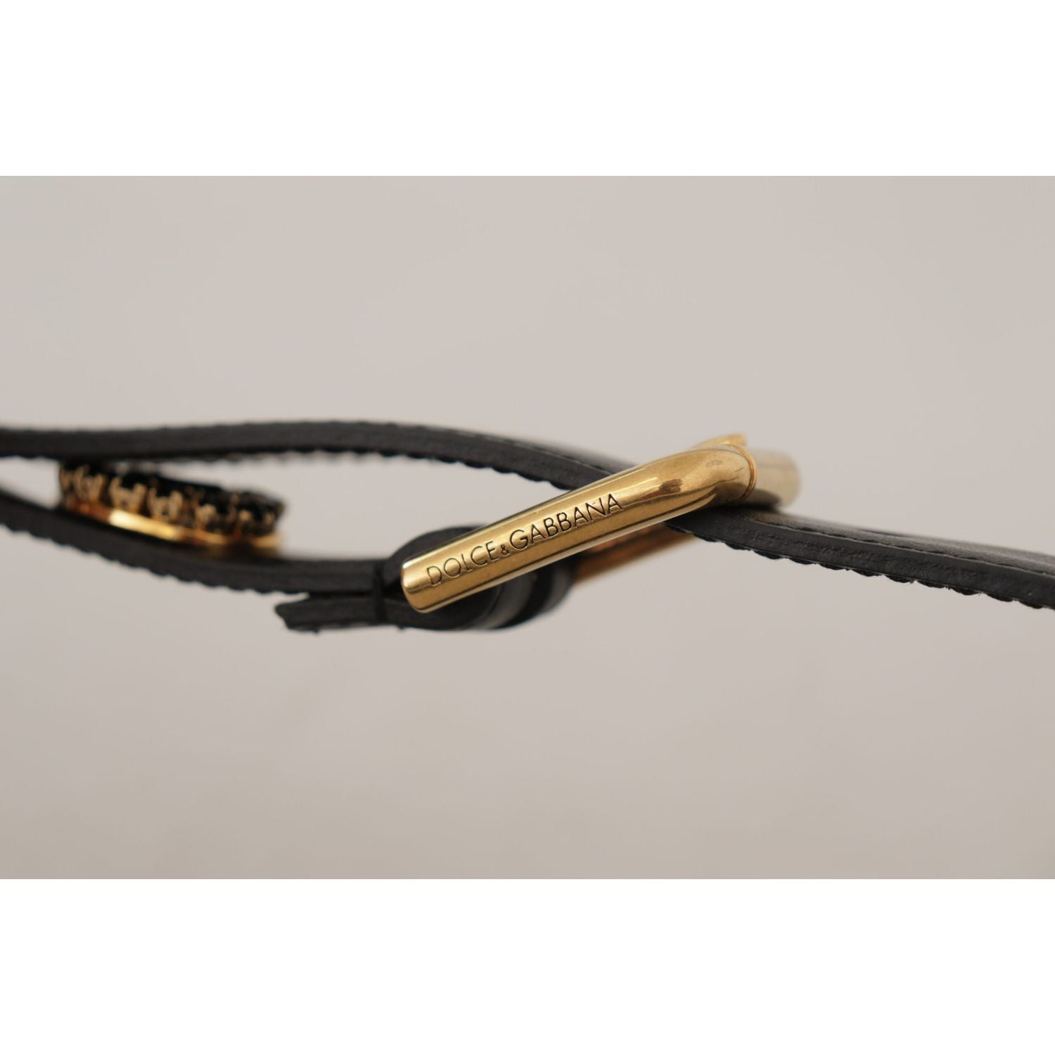 حزام أنيق من الجلد الأسود يحمل شعار دولتشي آند غابانا