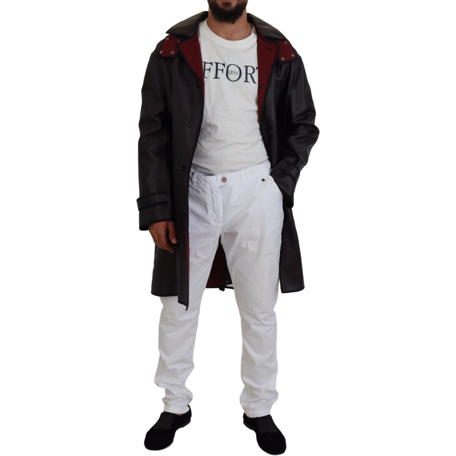 优雅的黑色和波尔多红连帽派克大衣