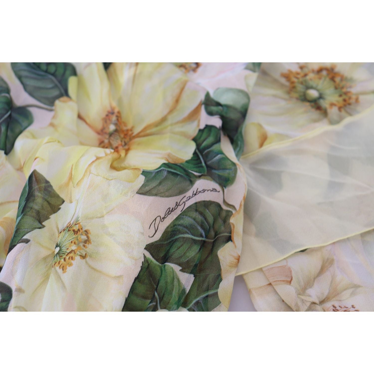 فستان ماكسي أنيق من الحرير مزين بالزهور من دولتشي آند غابانا