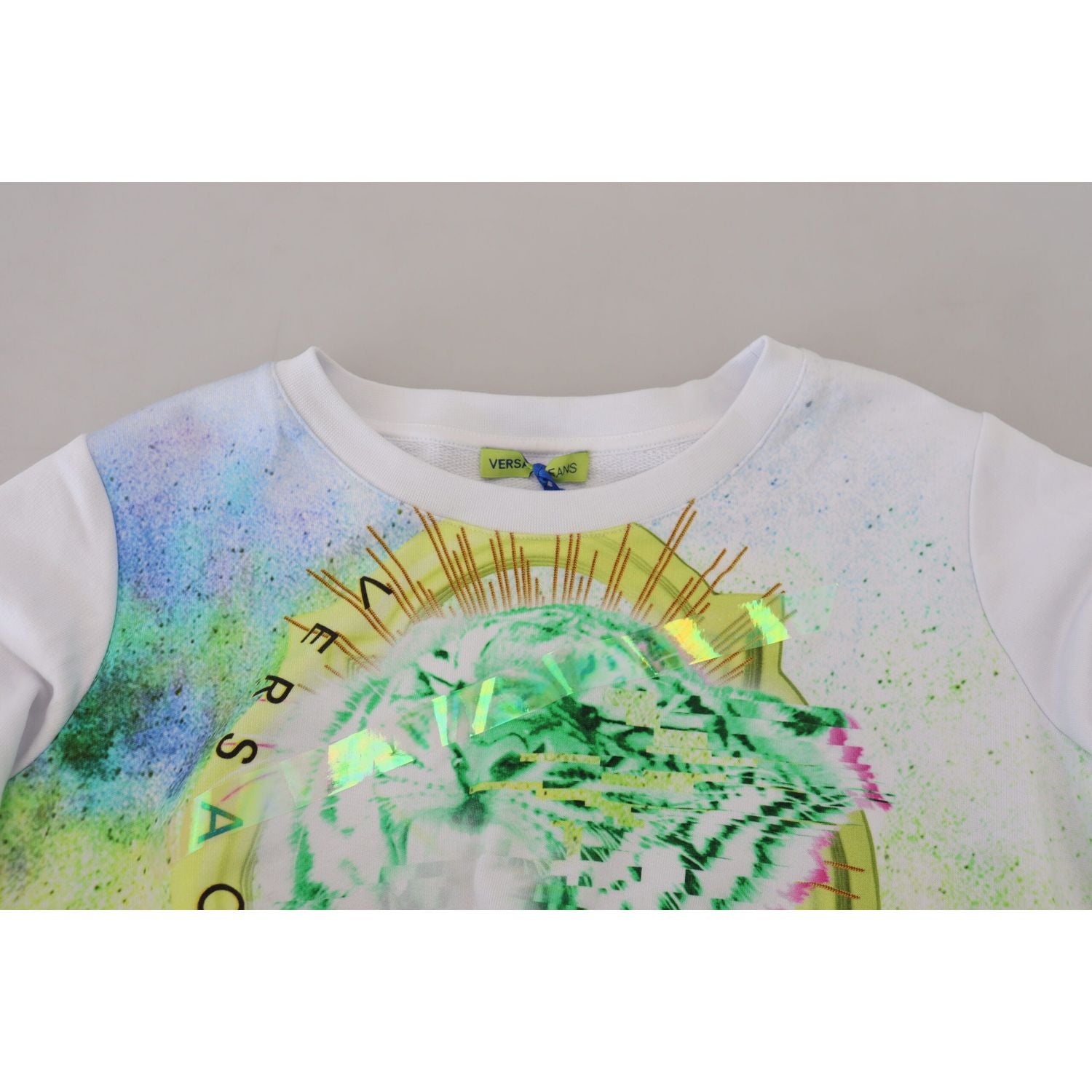 优雅的白色图案圆领毛衣