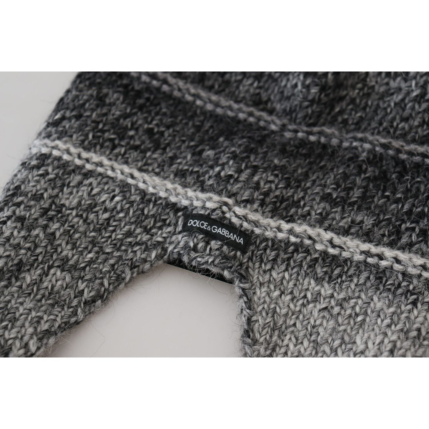 优雅的灰色针织帽