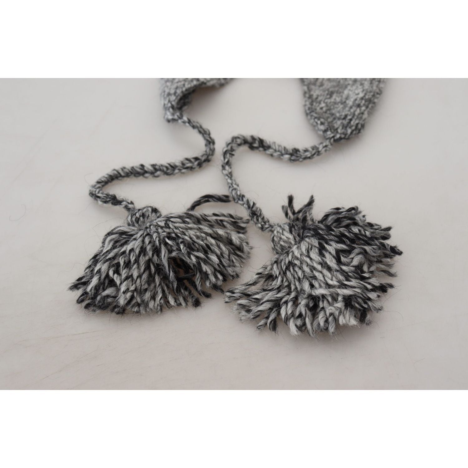 优雅的灰色针织帽