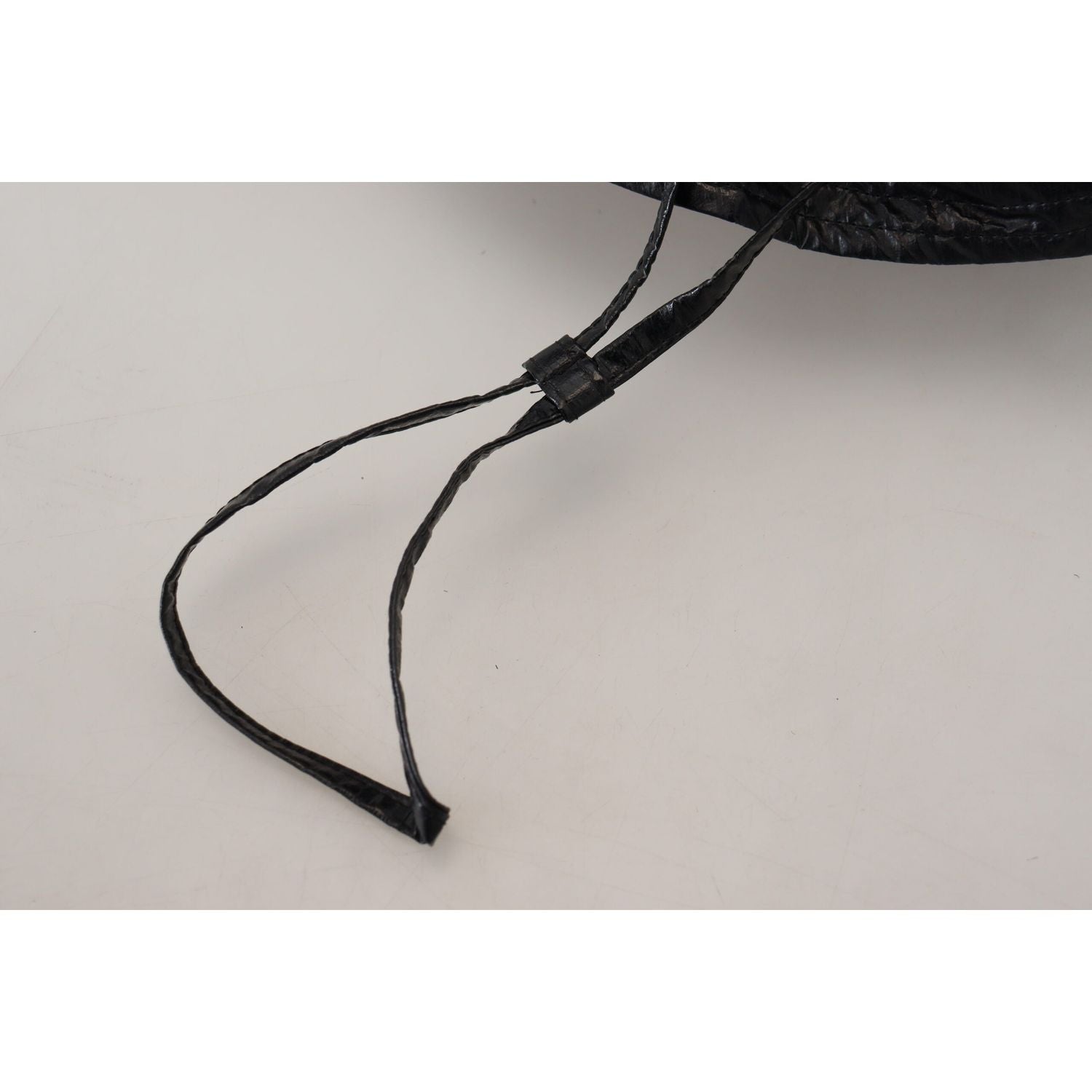 قبعة دلو سوداء أنيقة من دولتشي آند غابانا مع تفاصيل الشعار