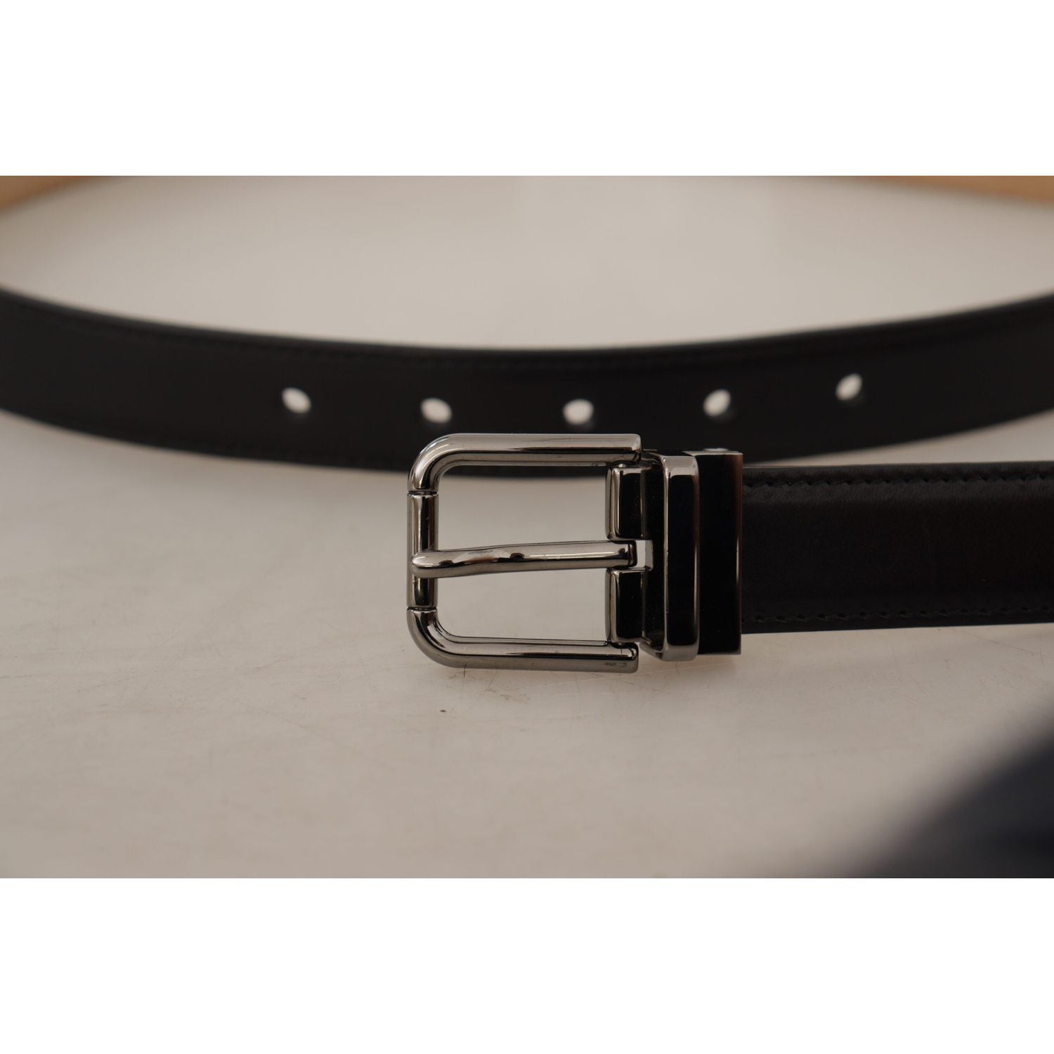 带金属扣的时尚黑色皮带