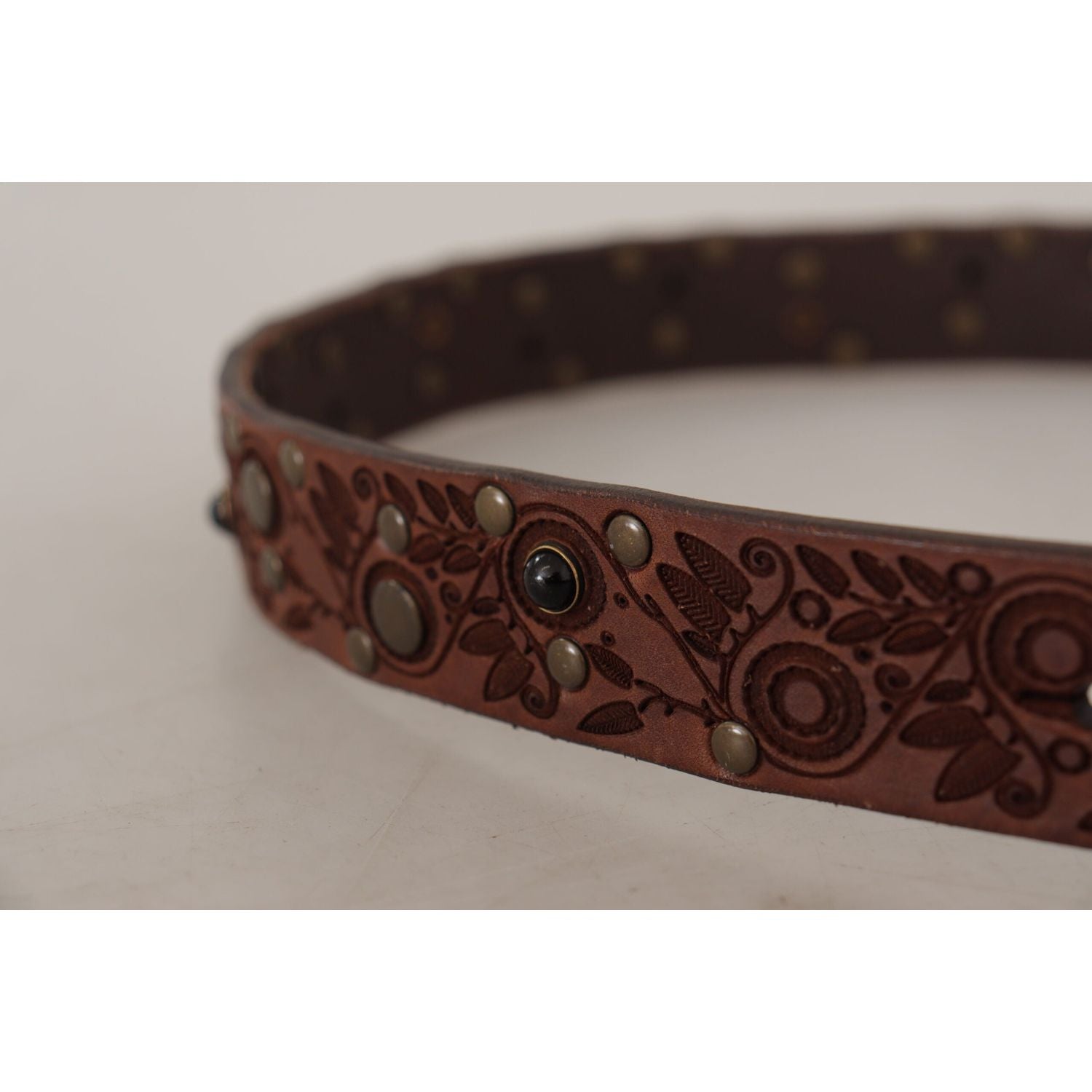 带雕刻扣的优雅皮带