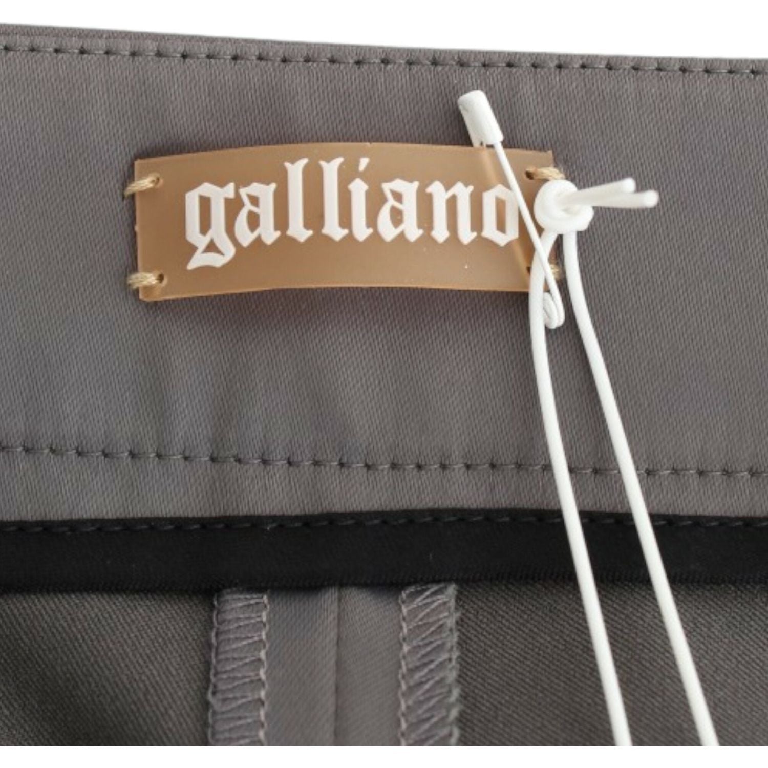 بنطلون أنيق رمادي اللون من تصميم جون جاليانو