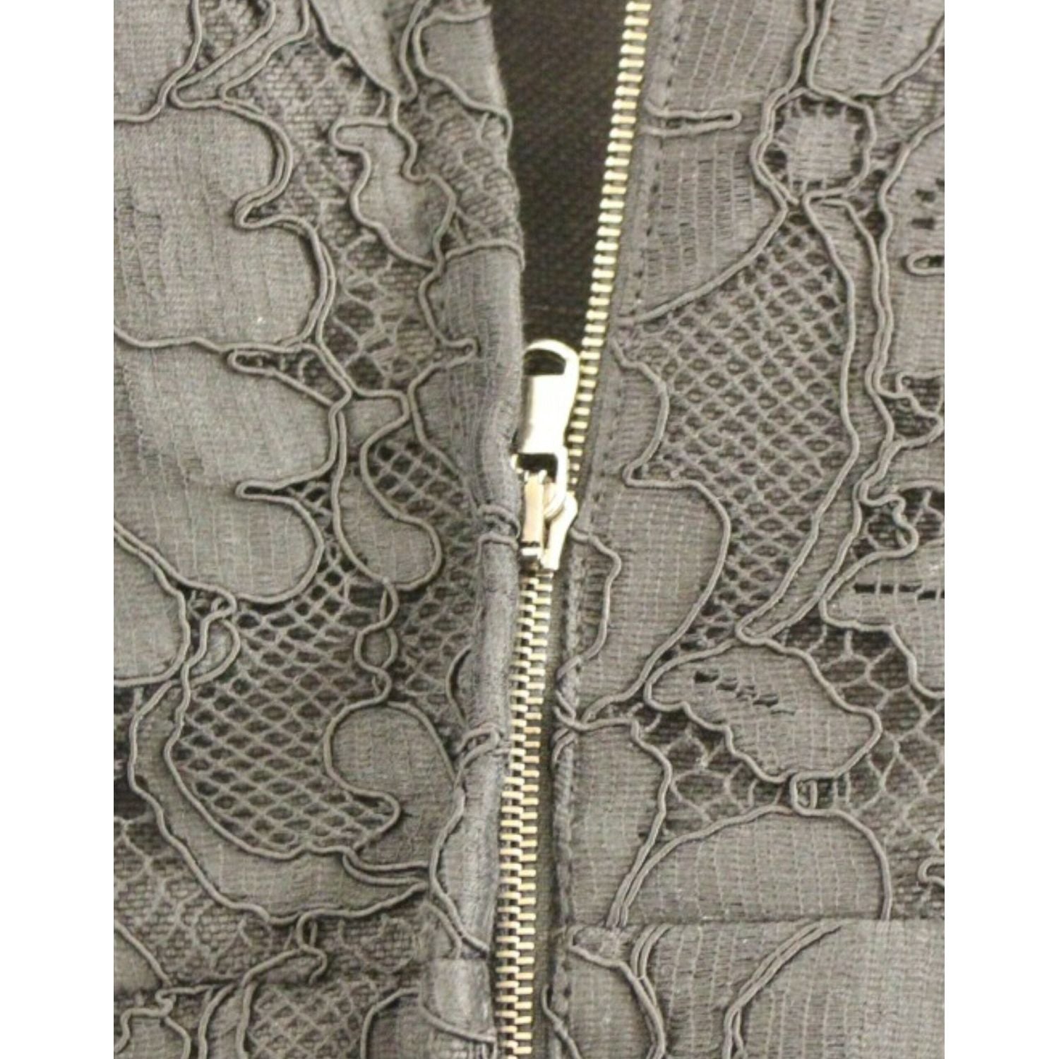 فستان دولتشي آند غابانا الأنيق المصنوع من الدانتيل باللون الأسود