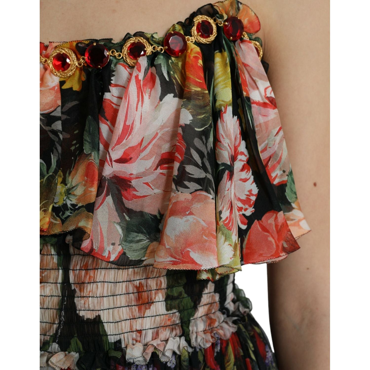 活力四射的丝绸花朵长裙