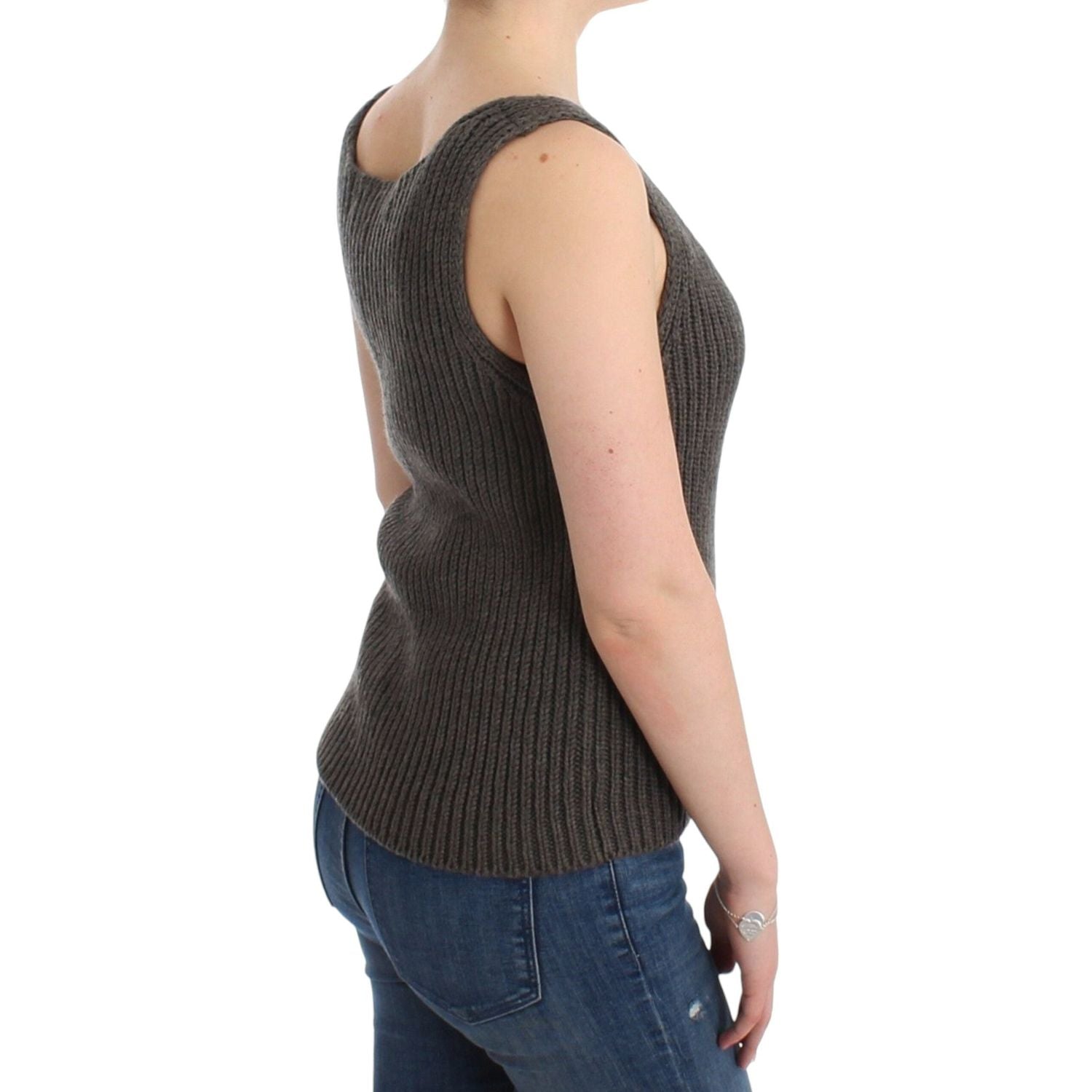 别致的灰色针织圆领上衣