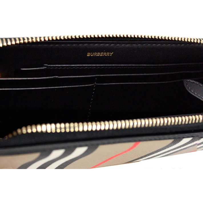 محفظة بربري إيلربي القارية المصنوعة من الجلد الأسود والمزينة بخطوط من القماش بسحّاب