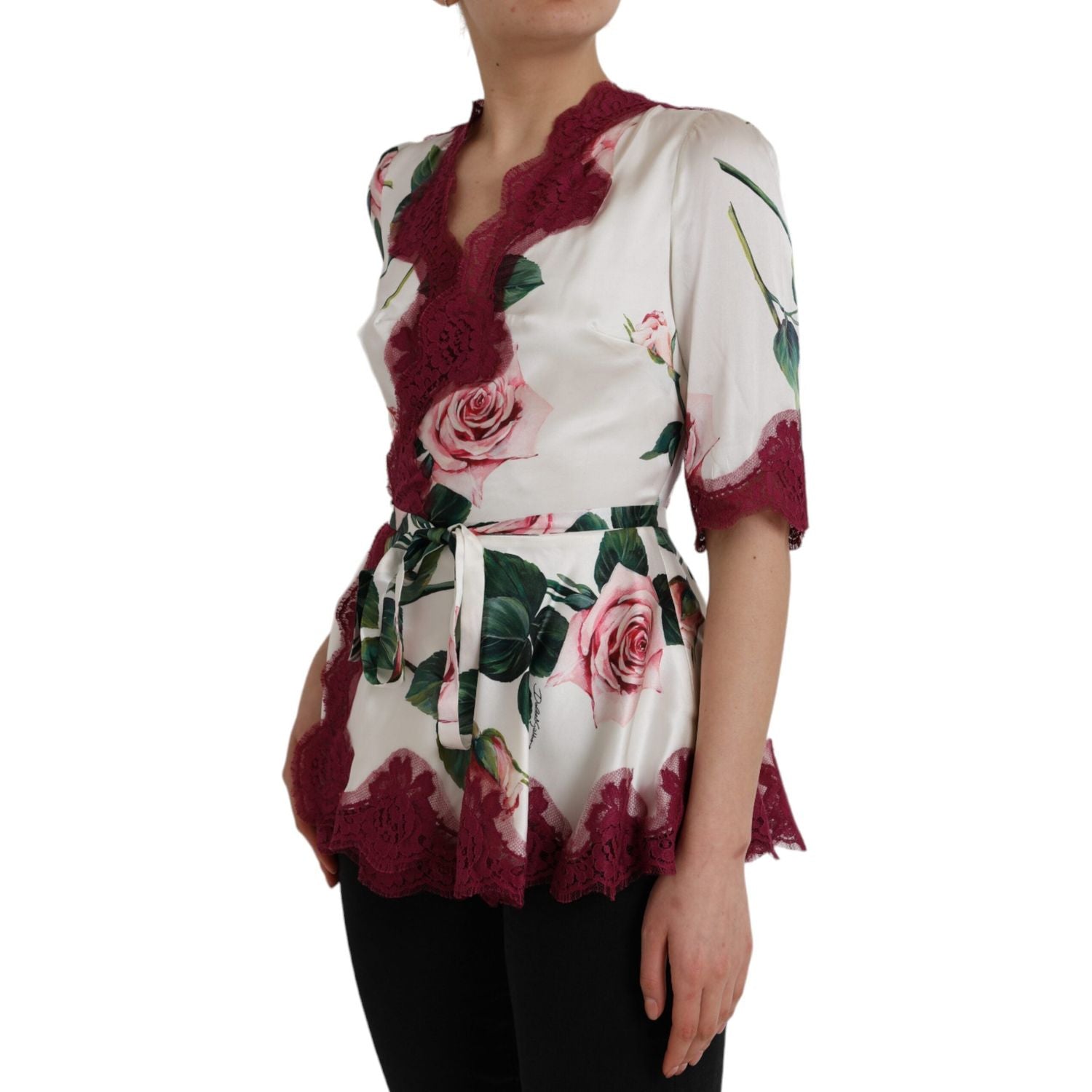 بلوزة دولتشي آند غابانا من الحرير والدانتيل باللون الأبيض بأكمام قصيرة