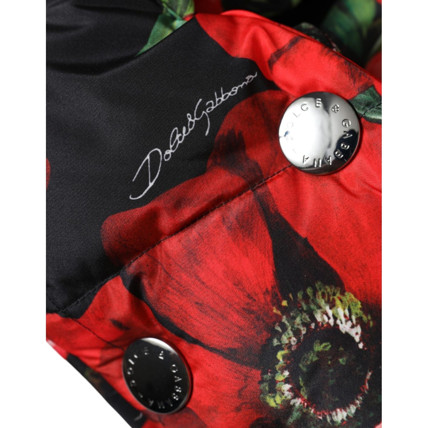 قبعة دولتشي آند غابانا متعددة الألوان بغطاء كامل للرأس