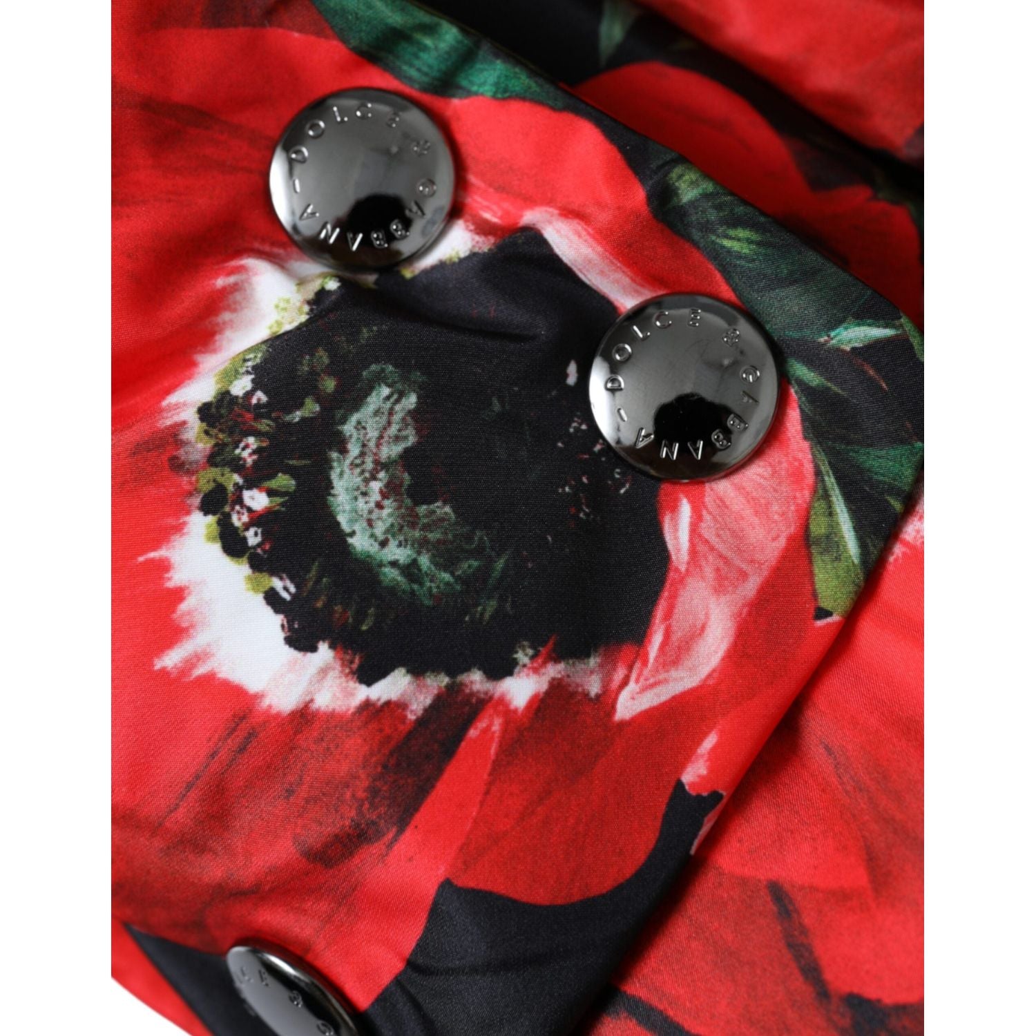 قبعة دولتشي آند غابانا متعددة الألوان بغطاء كامل للرأس