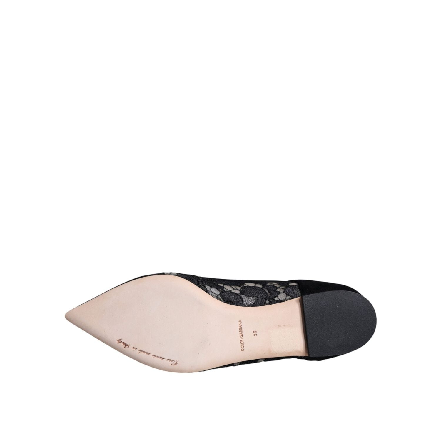 حذاء مسطح من الدانتيل تاورمينا بيلوتشي من دولتشي آند غابانا باللون الأسود