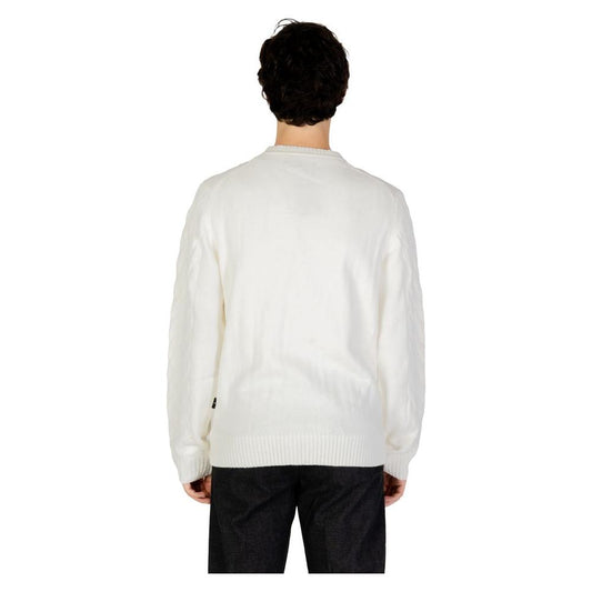 Back view of a man wearing a Hamaki-Ho white acrylic sweater from the Fall/Winter collection, made with 70% acrylic and 30% nylon.