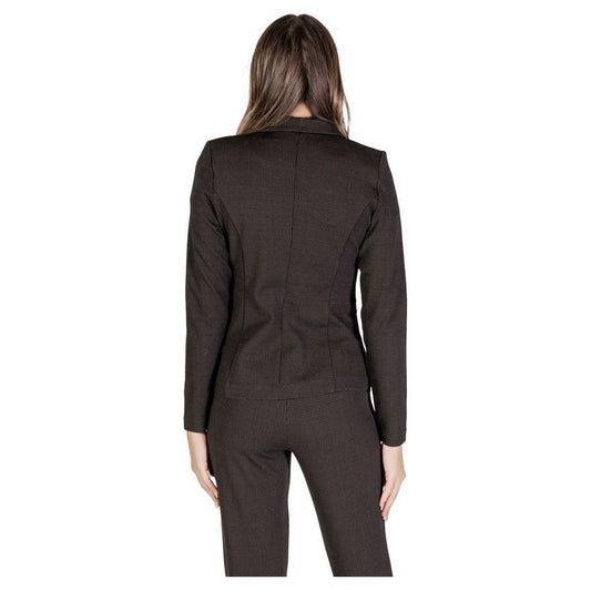 Woman wearing ICHI brown polyester suit blazer from Fall/Winter collection, showcasing back view, made of 68% polyester, 27% viscose, 5% elastane.