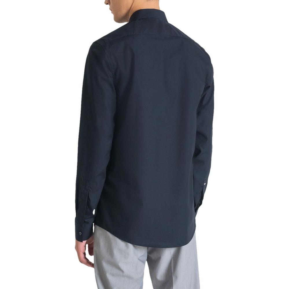 Front view with bag zipped and handles upright.