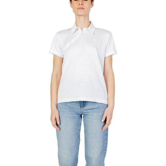Woman wearing Blauer white polyester t-shirt from the spring/summer collection, made of 88% polyester and 12% elastane.