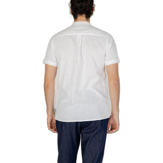 Back view of a Hamaki-Ho white linen short-sleeved shirt for men, part of the spring/summer collection, made of 55% linen and 45% cotton.
