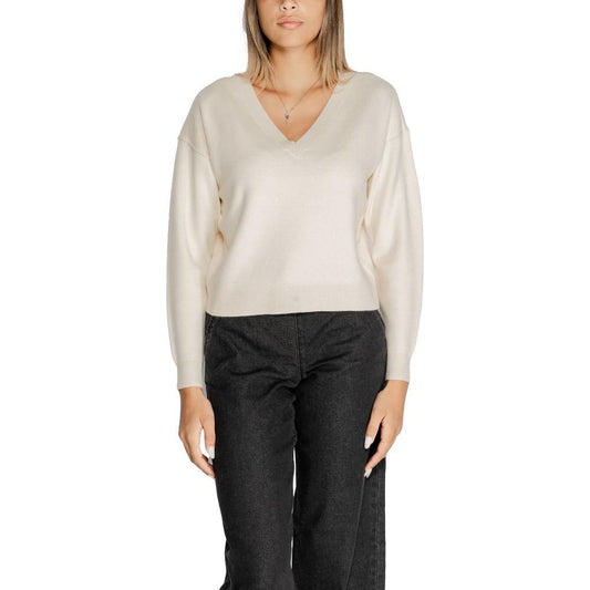 Vero Moda white viscose sweater for women, fall winter knitwear collection, with V-neck design, made of 50% viscose.