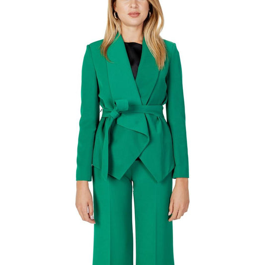 Woman wearing Sandro Ferrone green polyester suit and blazer, autumn/winter collection, elegant women's jacket