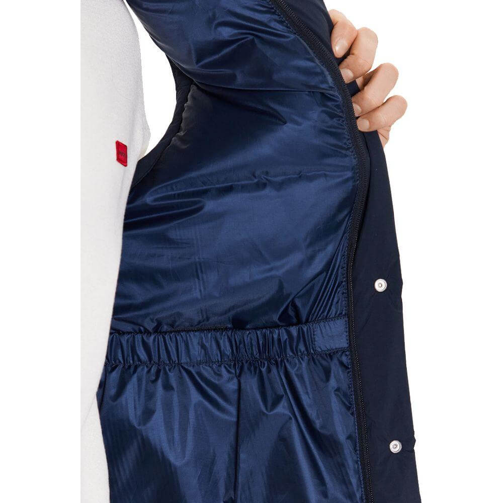 Front view with bag zipped and handles upright.