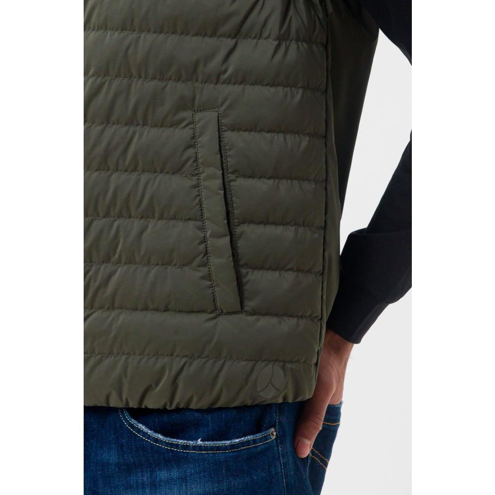 Front view with bag zipped and handles upright.