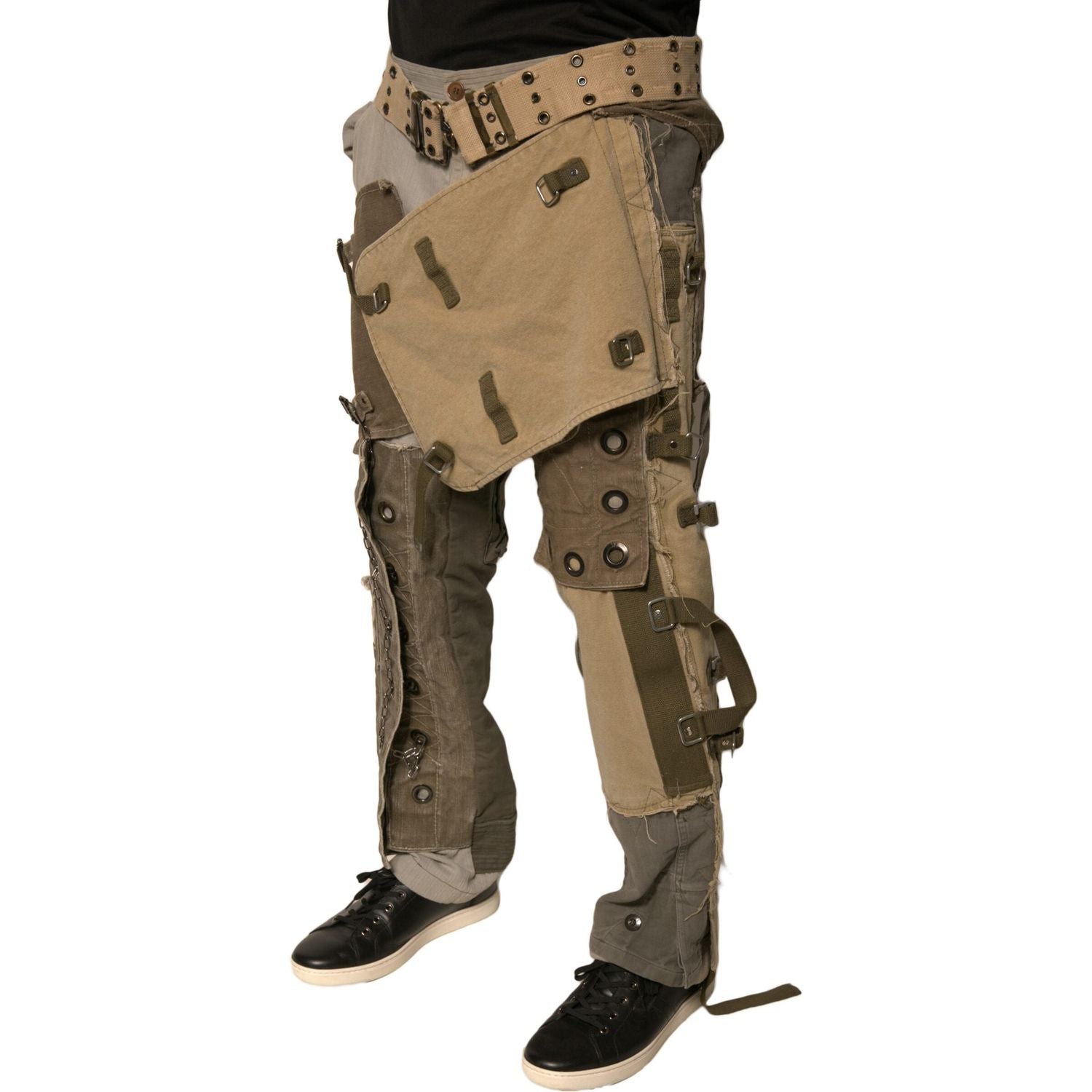Front view with bag zipped and handles upright.