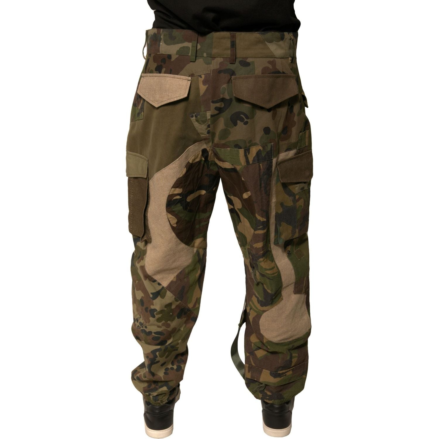 Front view with bag zipped and handles upright.