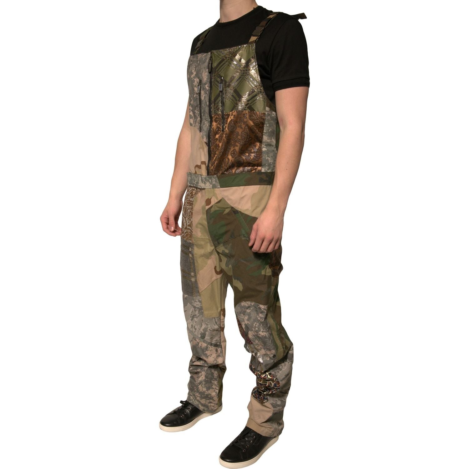 Front view with bag zipped and handles upright.