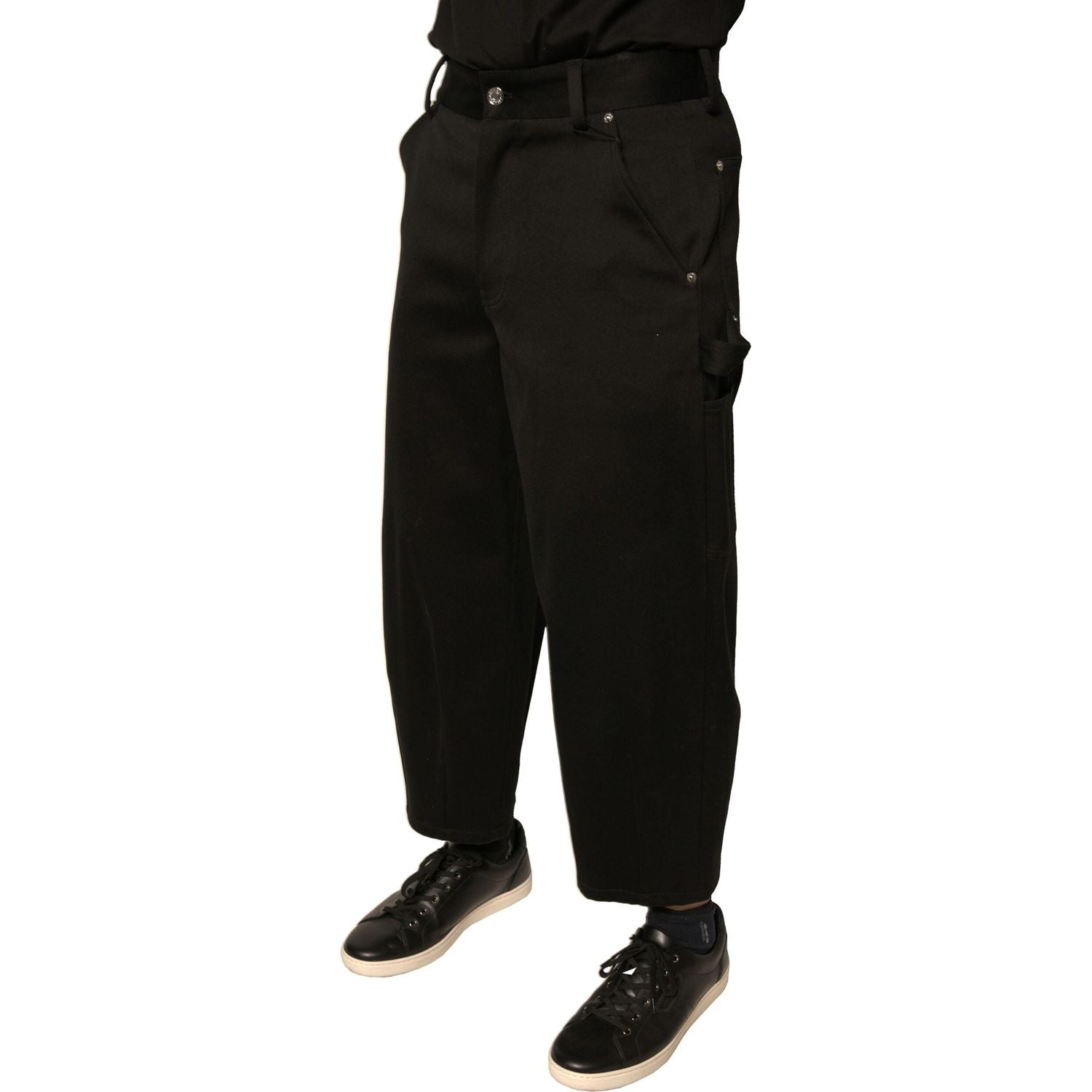 Front view with bag zipped and handles upright.