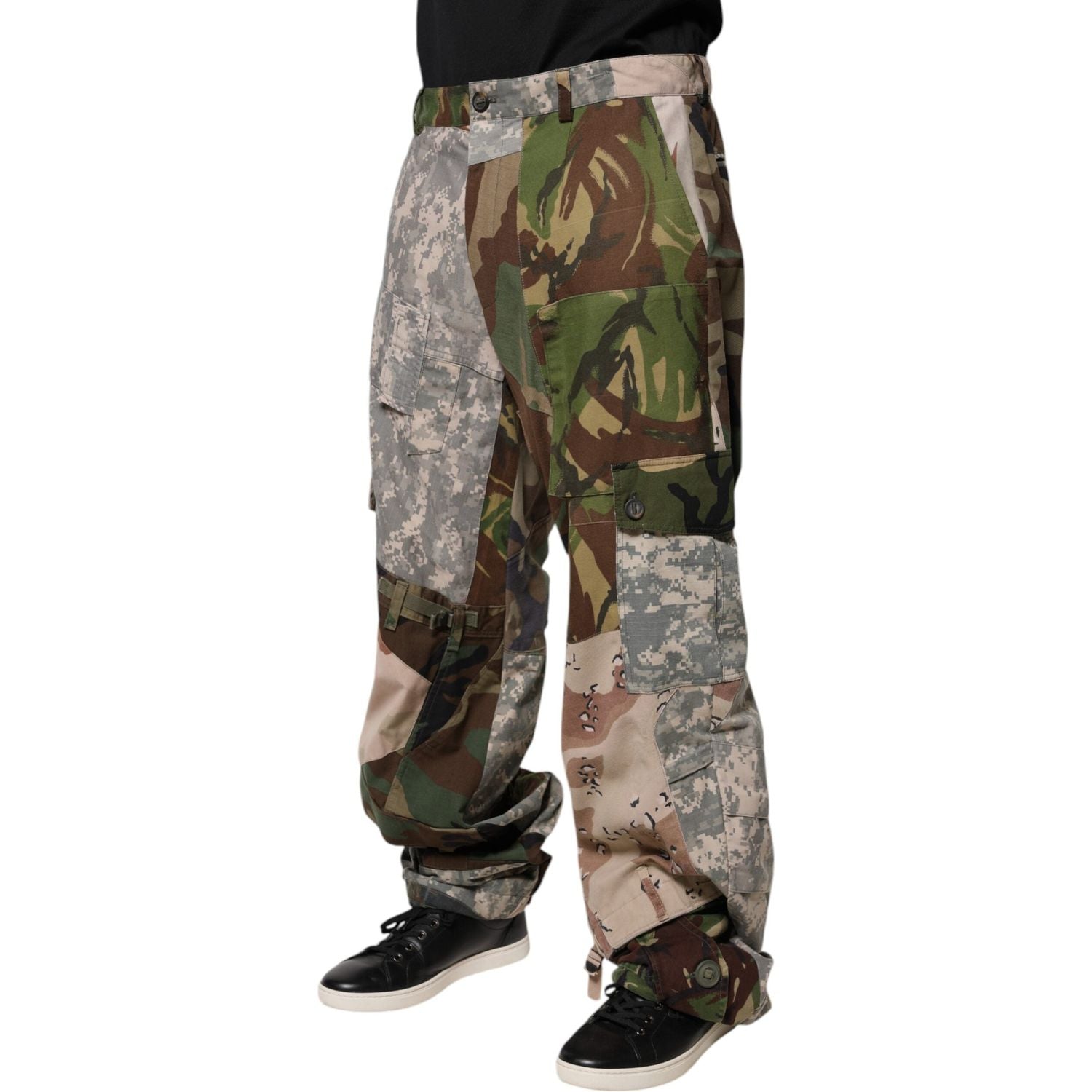Front view with bag zipped and handles upright.