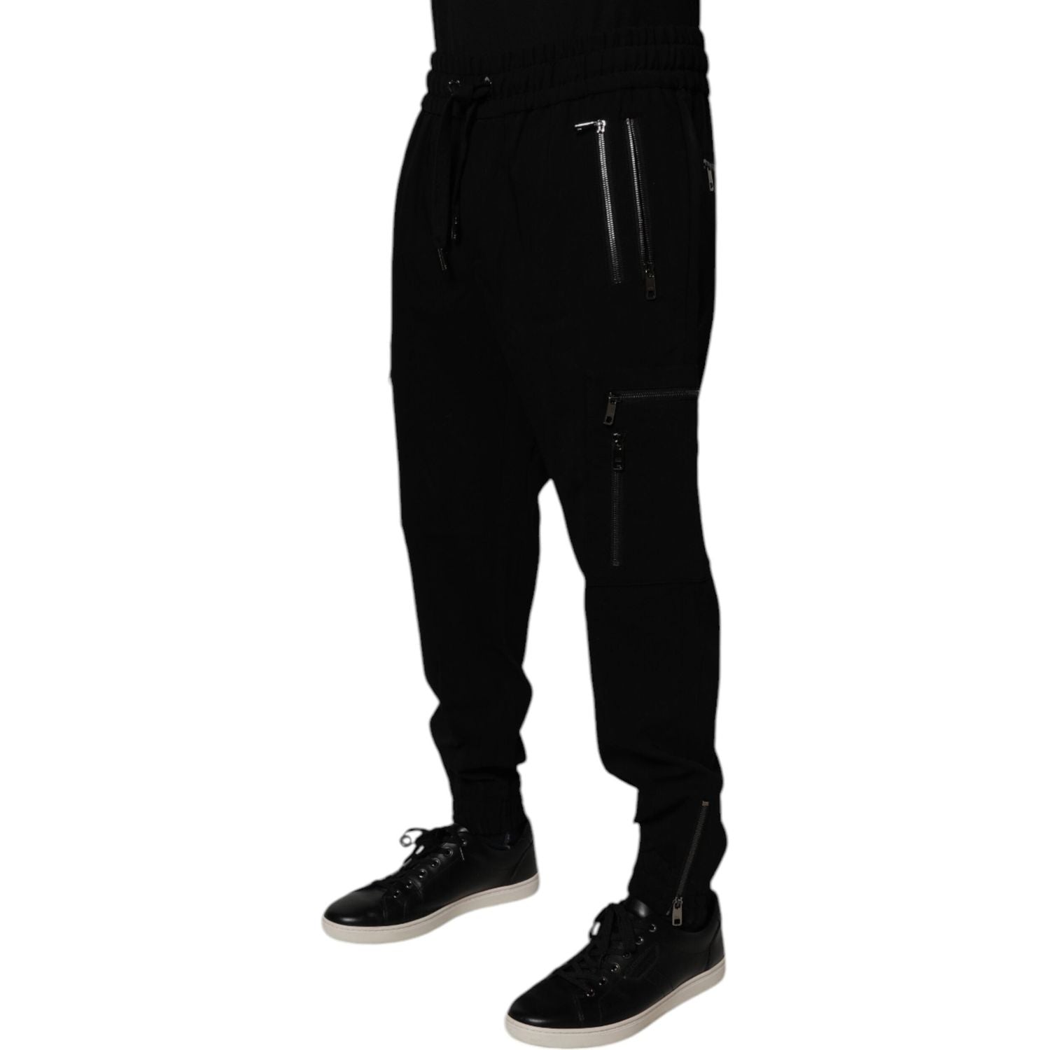 Front view with bag zipped and handles upright.