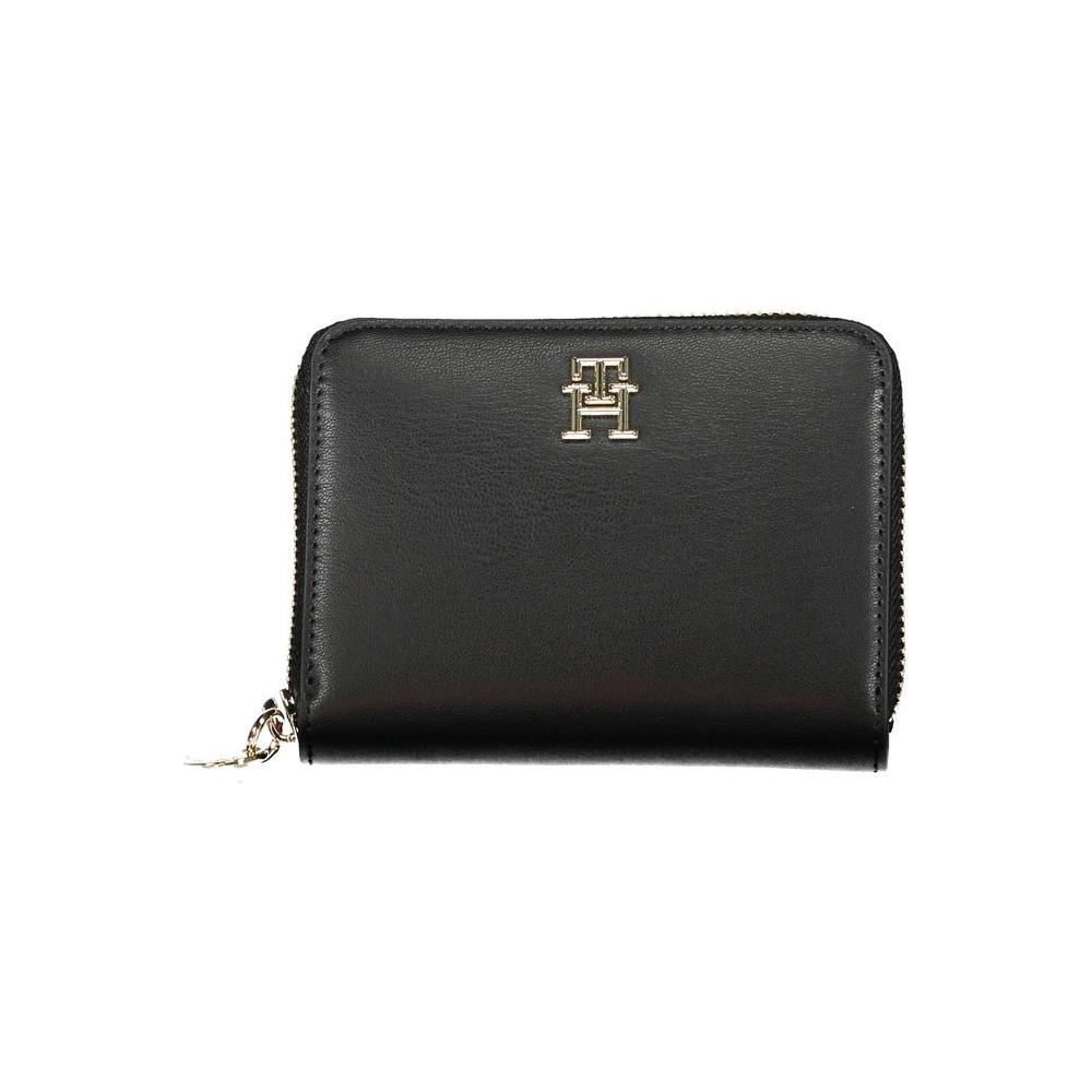 Front view with bag zipped and handles upright.