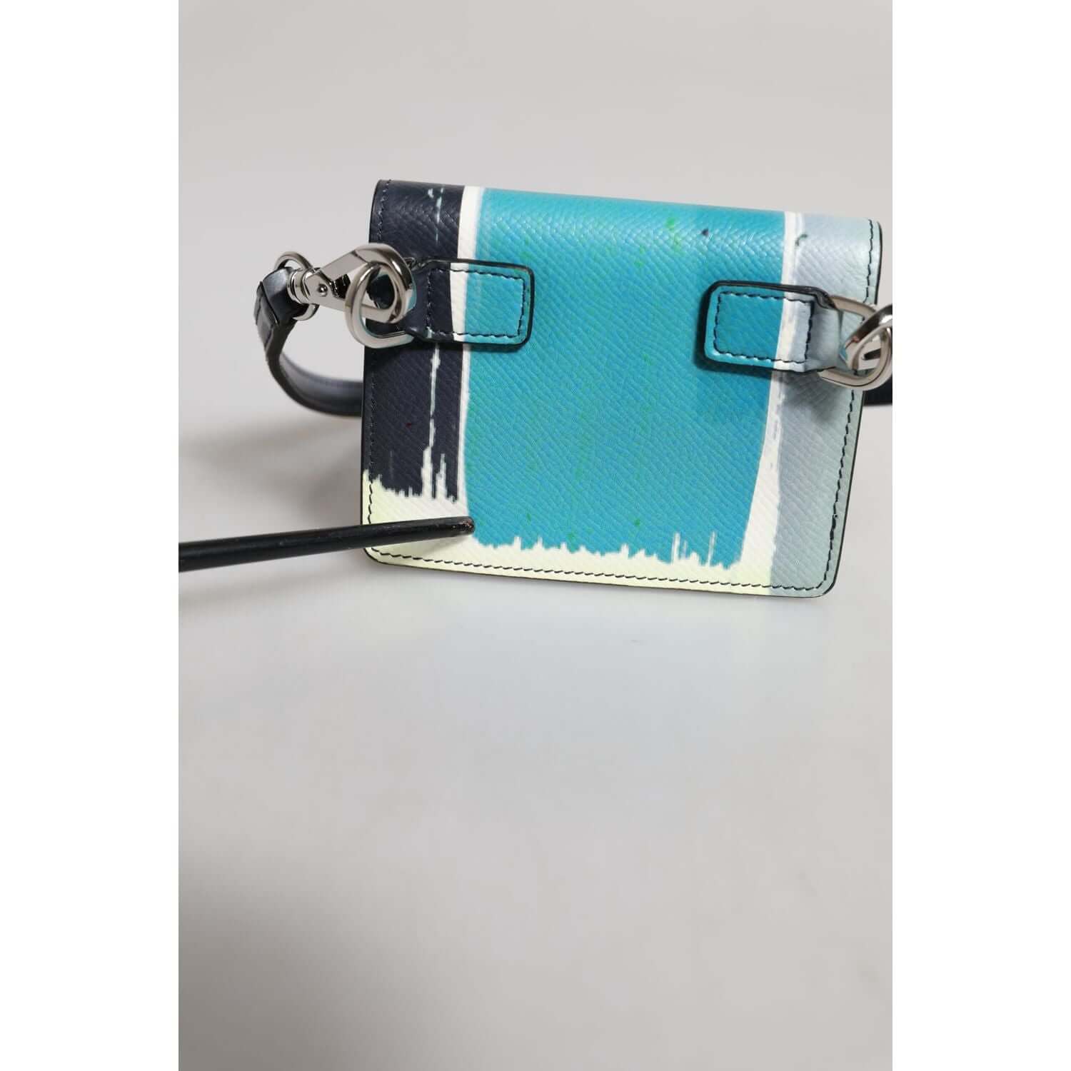 Front view with bag zipped and handles upright.