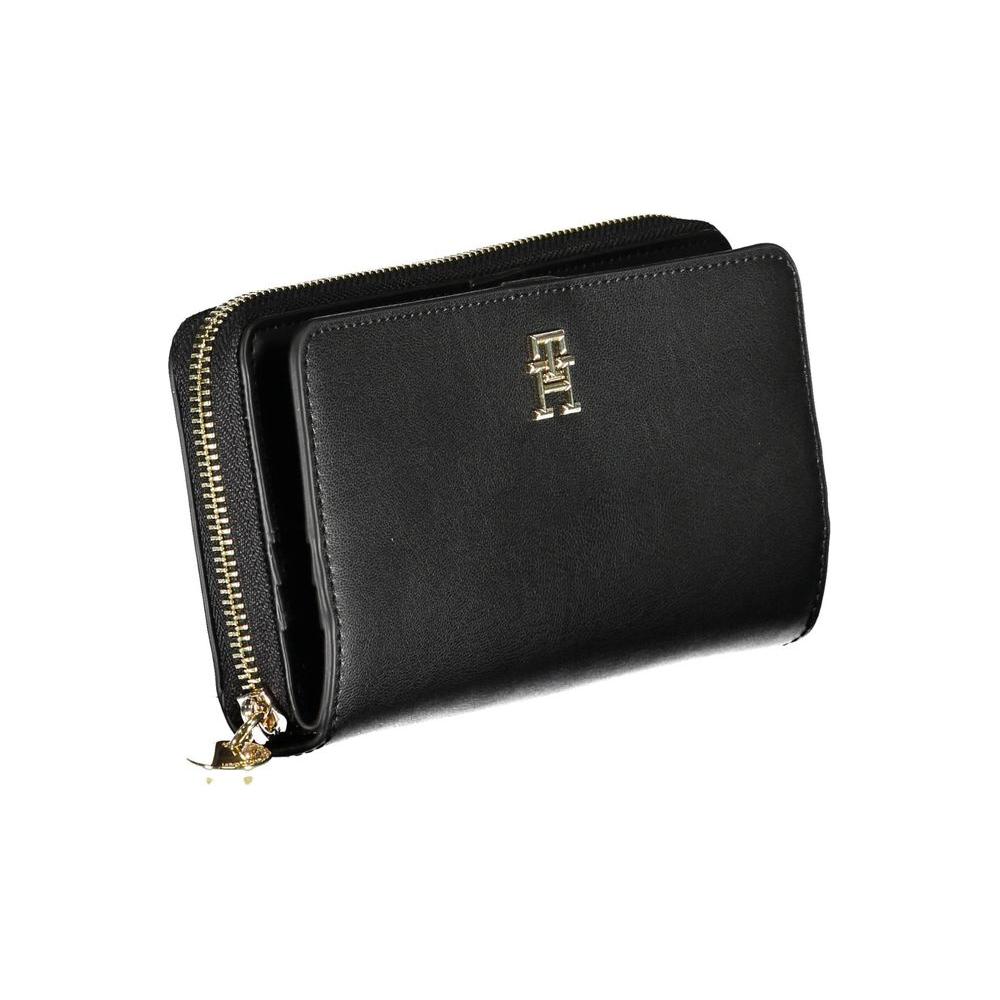 Front view with bag zipped and handles upright.