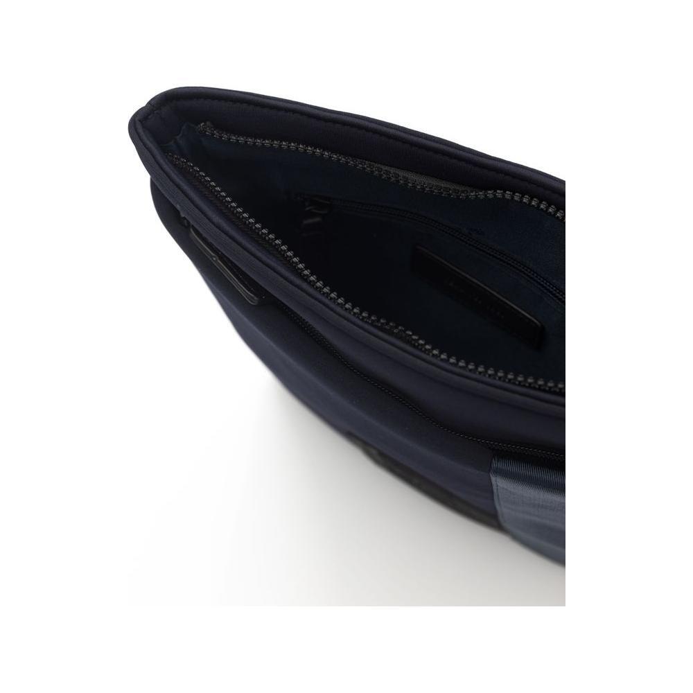 带徽标细节的时尚蓝色邮差包