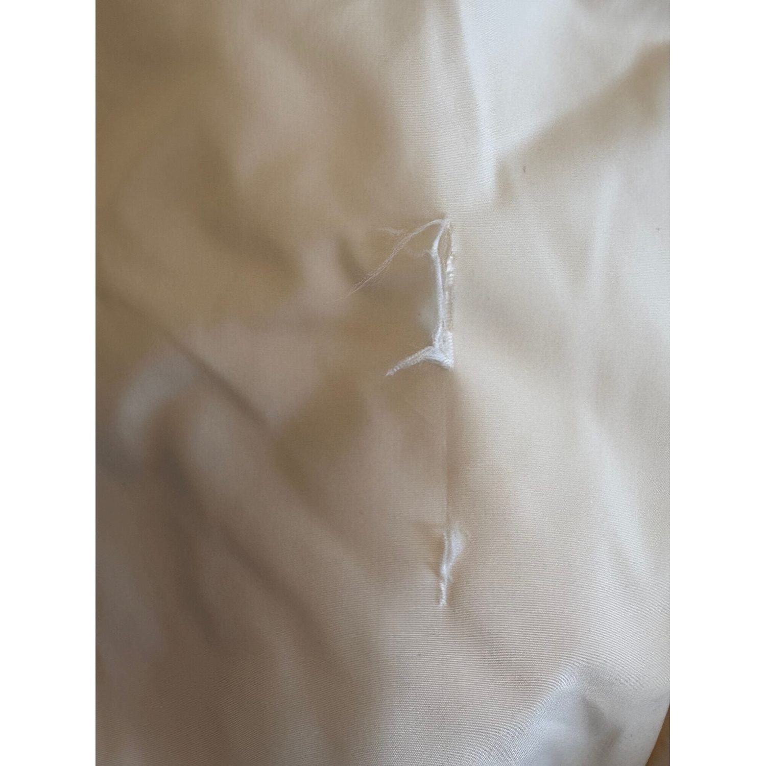 优雅的米白色超长裹身裙