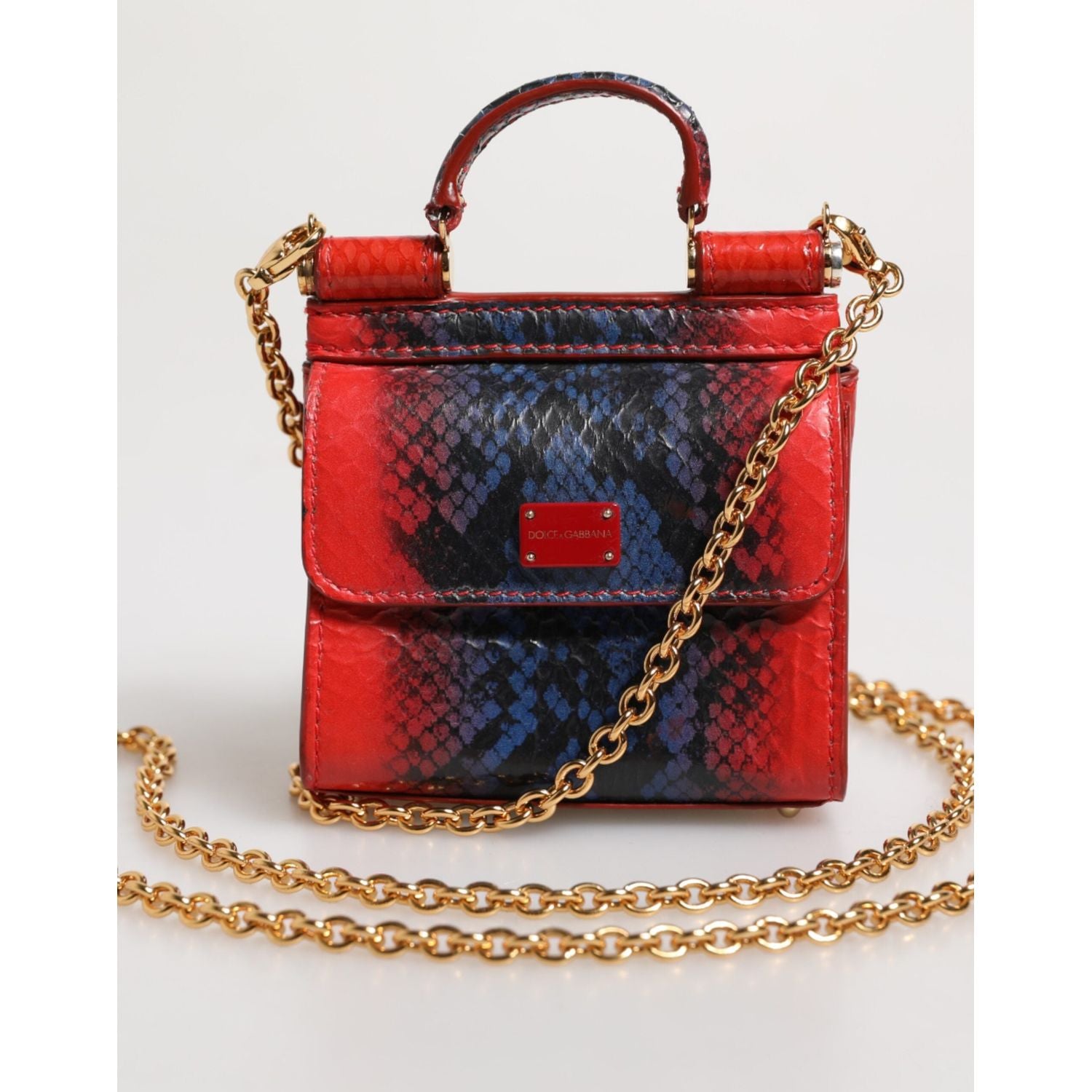 Front view with bag zipped and handles upright.