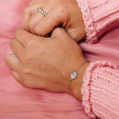 Alt Tag: Wearing AN JEWELS JEWELRY Mod. AAC.B02S bracelet on wrist with pink sweater backdrop