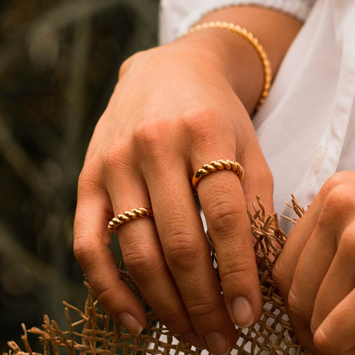 Person wearing AN JEWELS JEWELRY Mod. AAC.R05Y-9 gold ring and bracelet.