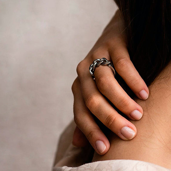 Elegant silver ring on hand, showcasing the AN JEWELS JEWELRY Mod. AL.RLY01S-8 design on a neutral background.