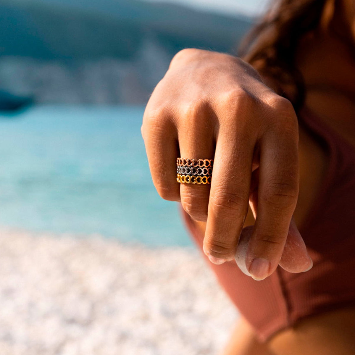 AN JEWELS JEWELRY Mod. AL.RSC01SYR-9 ring worn by woman on beach