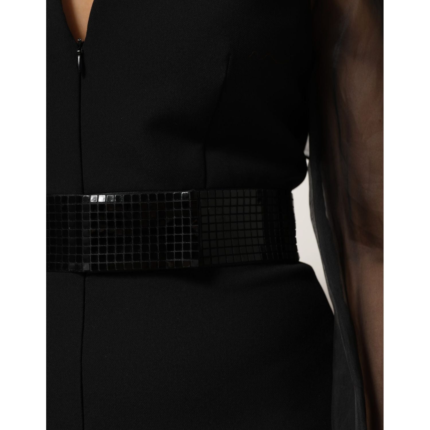Front view with bag zipped and handles upright.