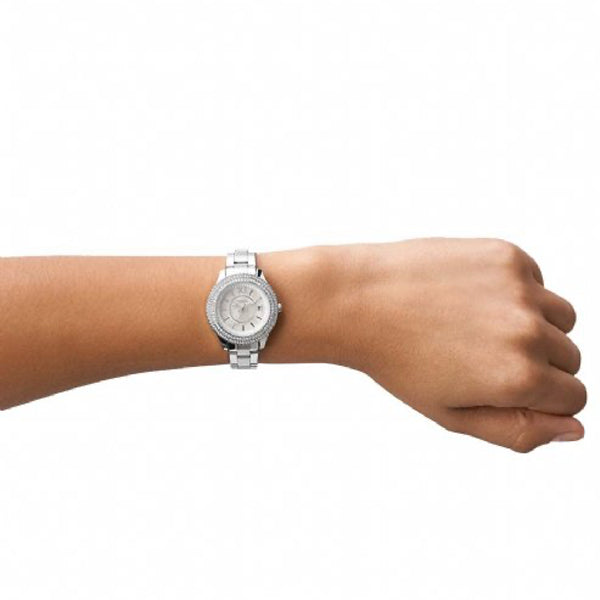 FOSSIL Mod. ES5137 ladies wristwatch on wrist, 30 mm case, elegant design, comes in official packaging.