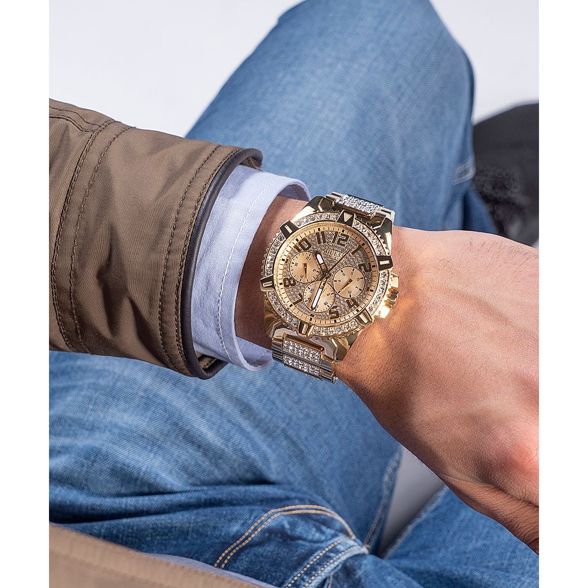 Alt Tag: Person wearing a stylish GUESS Mod. FRONTIER watch with gold accents on wrist, showcasing its elegant design and craftsmanship.