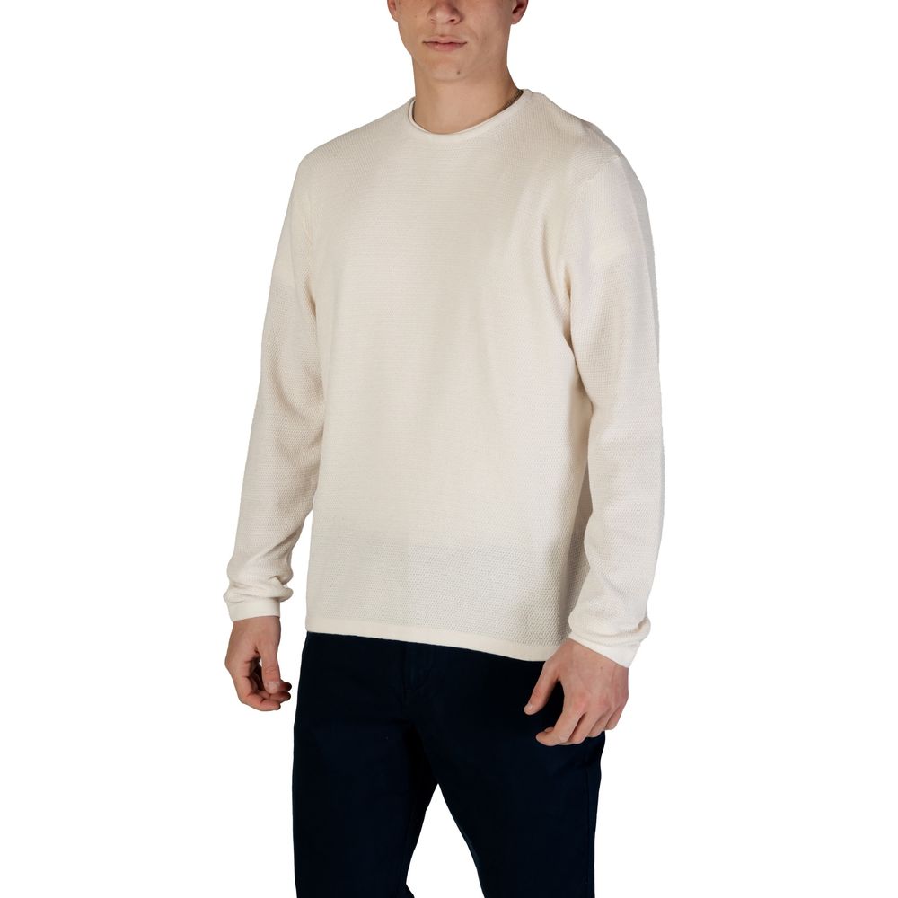 Man wearing Jack Jones White Cotton Sweatshirt, featuring a crew neck and fine knit texture, ideal for versatile and sustainable fashion.
