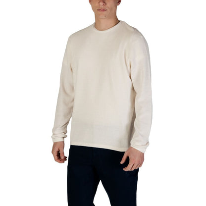 Man wearing Jack Jones White Cotton Sweatshirt, featuring a crew neck and fine knit texture, ideal for versatile and sustainable fashion.