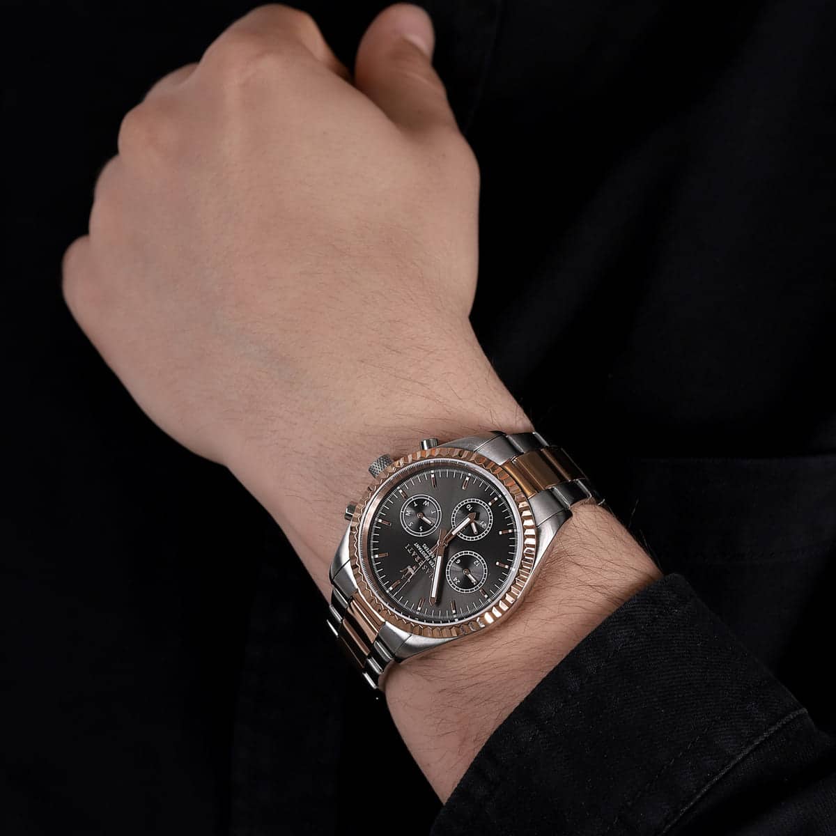 MASERATI MOD. R8853100020 wristwatch on wrist, silver and rose gold two-tone design, multifunction dial, ideal for men, quartz movement.