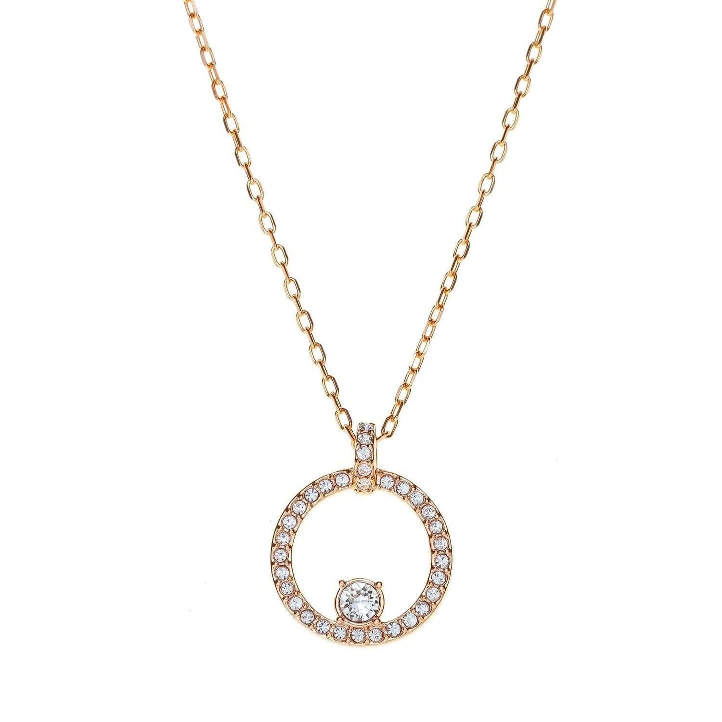 Elegant gold necklace with circular diamond pendant, perfect for an evening out, featuring a sparkling centerpiece and delicate chain design.